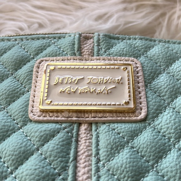 🎉HP💕 Betsey Johnson Quilted Crossbody Bag - Picture 2 of 11